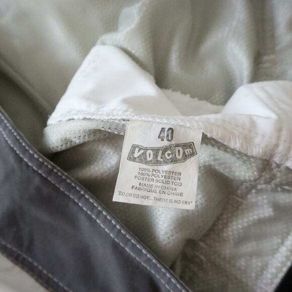 Volcom Men's White Gray & Red Foster Solid Too Mesh Lined Board Shorts Size 40 - Picture 4 of 4